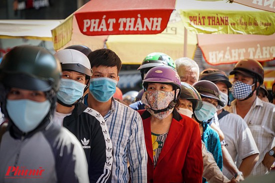 Rằm tháng 7 âm lịch, người Sài Gòn xếp hàng đông nghẹt mua heo quay cúng cô hồn